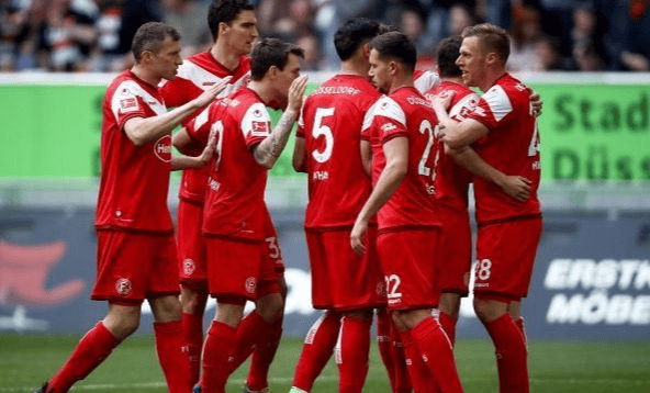 赛后罗马迎来里程碑:德国杯节点到来,质疑声仍在,阵容厚度经受考验 赛后罗马迎来里程碑:德国杯节点到来,质疑声仍在,阵容厚度经受考验