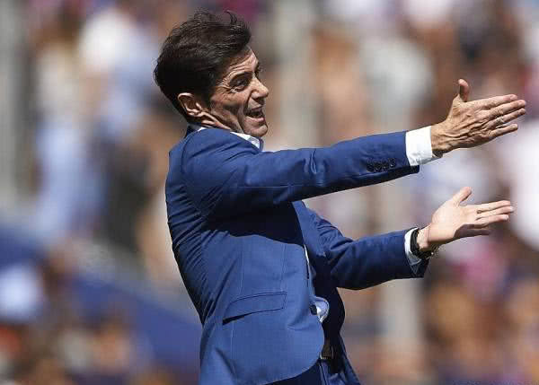 宝威网站 -包含上海海港训练开放日，转会期篮板制胜引欢呼，欧篮联在即，年轻球员得到机会的词条