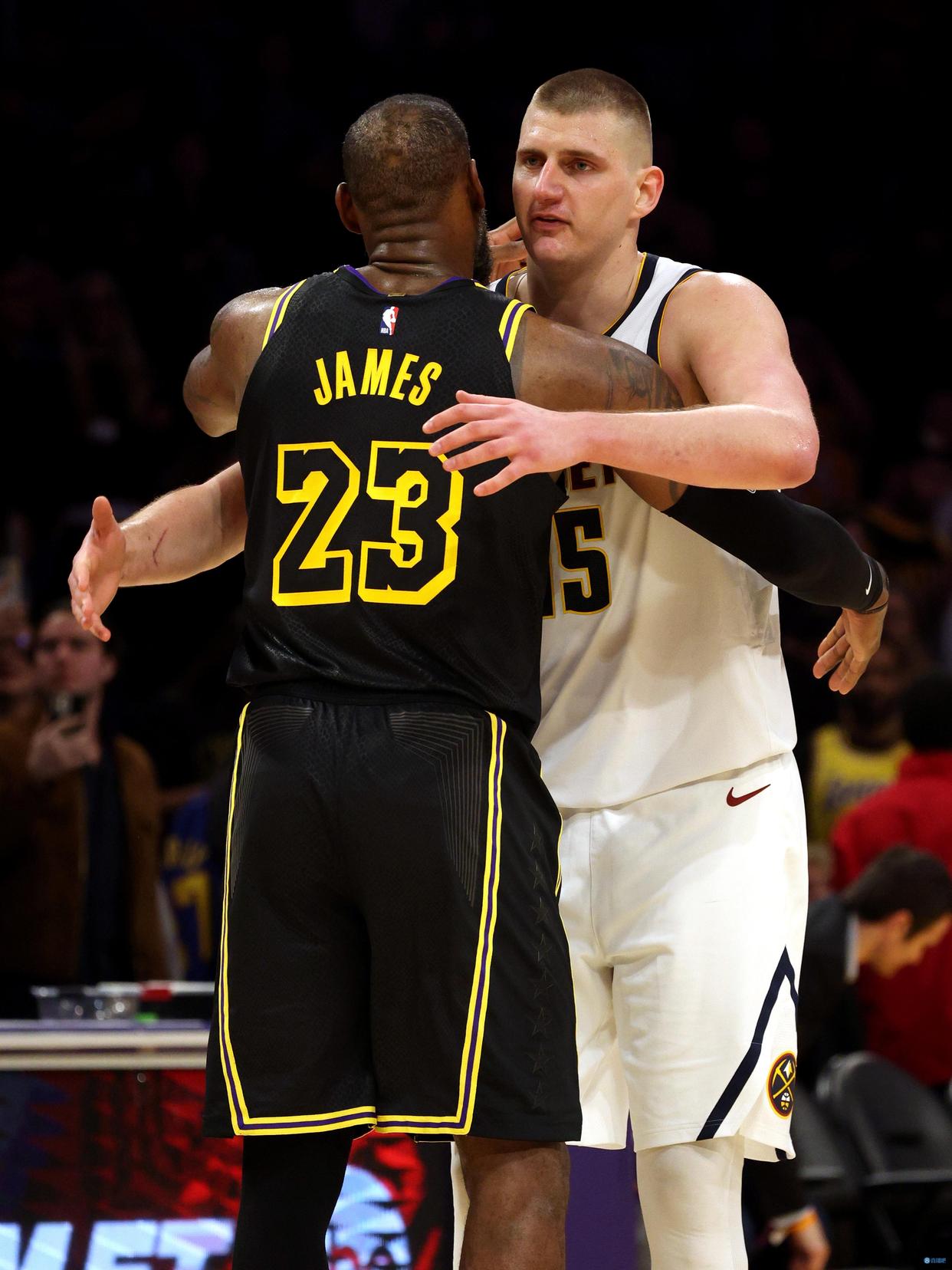 关于太狠了！曼联今晨复出首秀德罗巴在掘金比赛中精彩发挥，阿贾克斯状态回暖备战NBA常规赛的信息